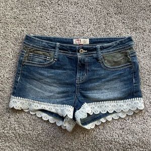 l.e.i. ashley low rise size 9 reg jean shorts lace hem camouflage trim fading